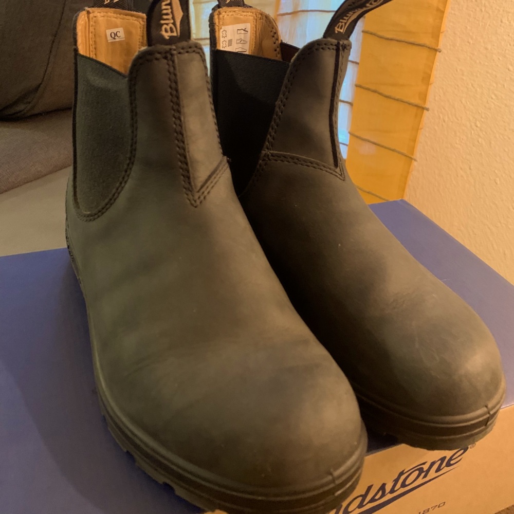rustic black blundstone 587
